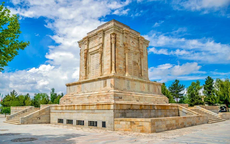 زندگینامه فردوسی؛ روایت زندگی بزرگ‌ترین حماسه‌سرای ایران (حکیم سخن)